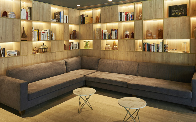 podświetlana biblioteczka i duża kanapa
