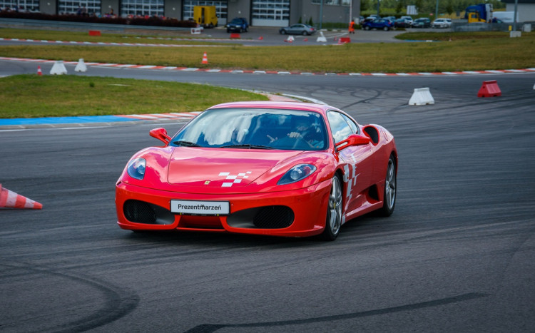 jazda Ferrari na torze