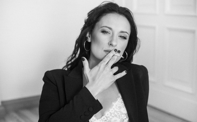 kobieta z papierosem w dłoni