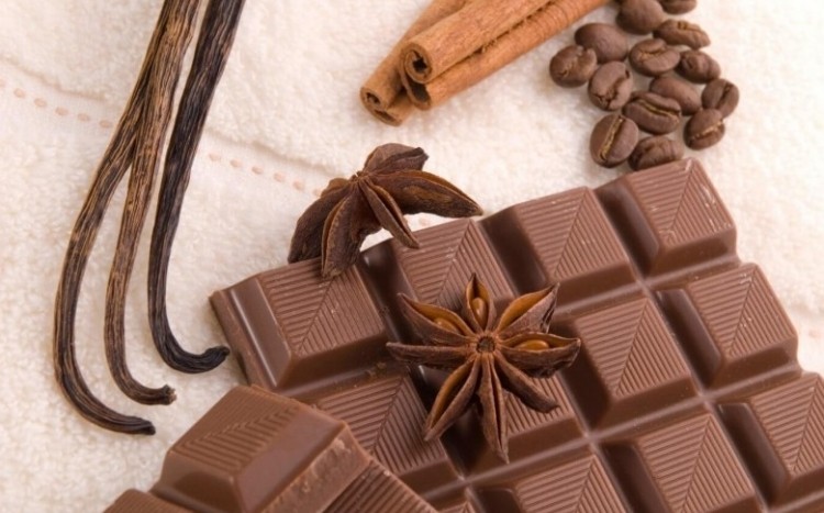 Masowanie pleców płynną czekoladą