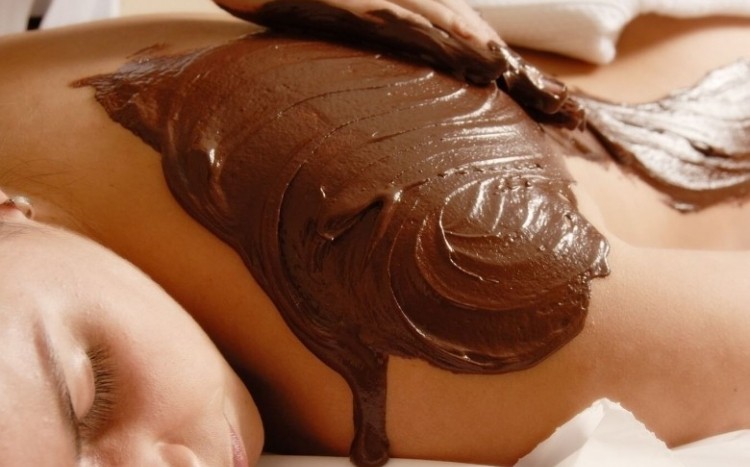 Pokrywanie pleców brązową czekoladą