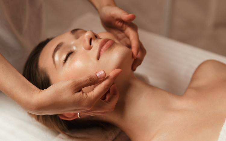 kobieta na odmładzającym masażu twarzy