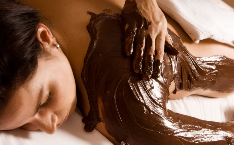 zrelaksowana kobieta podczas masażu czekoladą