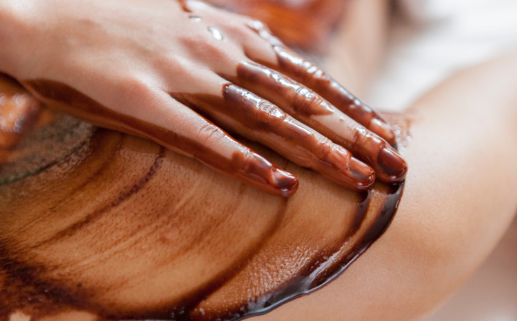 masaż ciała z wykorzystaniem ciepłej czekolady