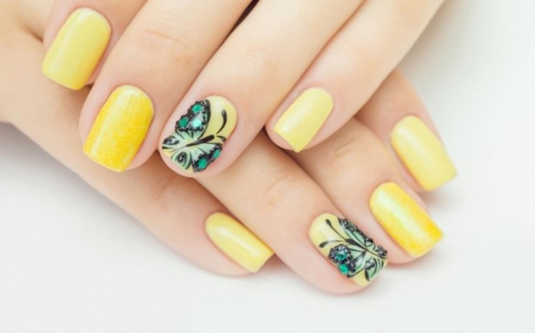 manicure hybrydowy w odcieniach graftu