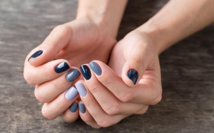 różowy manicure hybrydowy