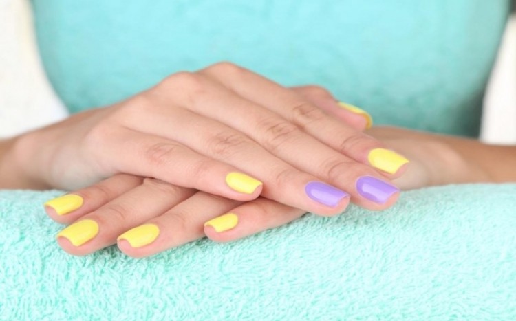 pastelowy manicure hybrydowy