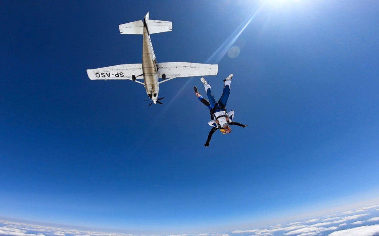 tandemowy skok ze spadochronem