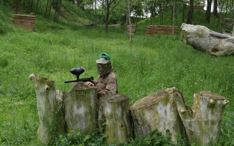 Gra w paintball w leśnym terenie