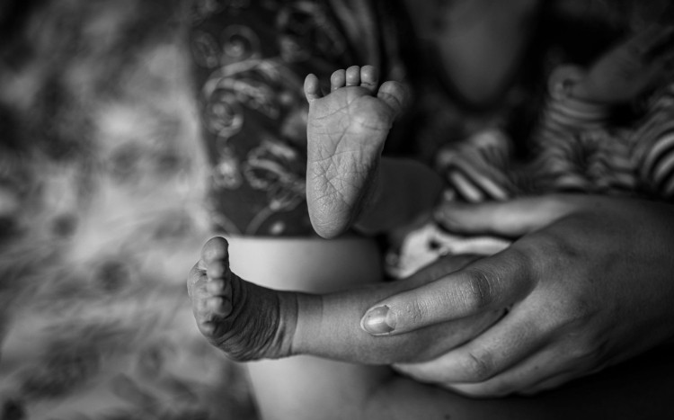 malutkie stópki noworodka
