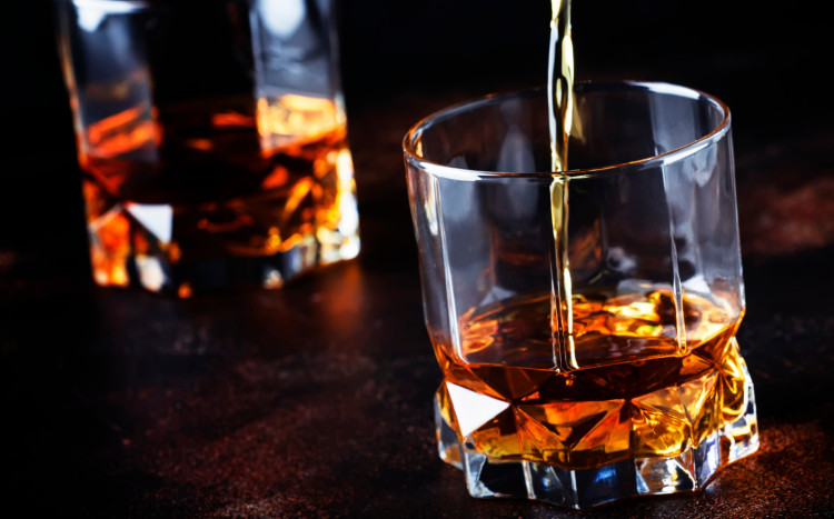 whisky nalewane do szklanki z grubym dnem