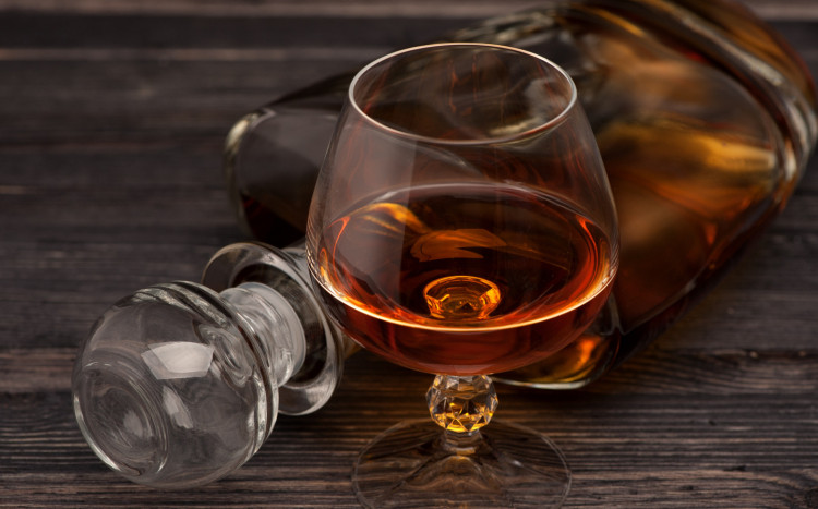 rum w szklance i butelka z alhokolem