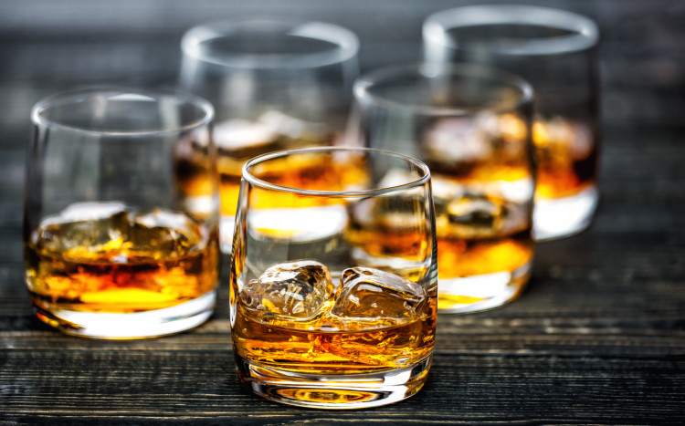 wiele szklanek z whisky z lodem