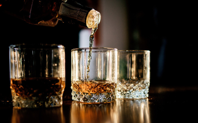 rozlewanie whisky do kryształowych szklanek