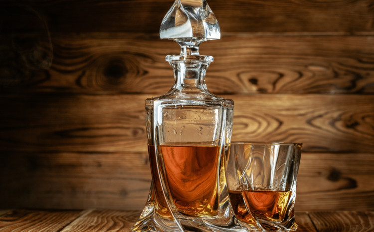 whisky w szklanej karafce
