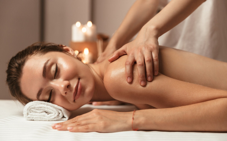masaż aromaterapeutyczny olejkami