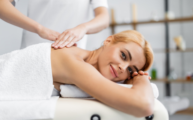 masaż relaksacyjny tyłu ciała