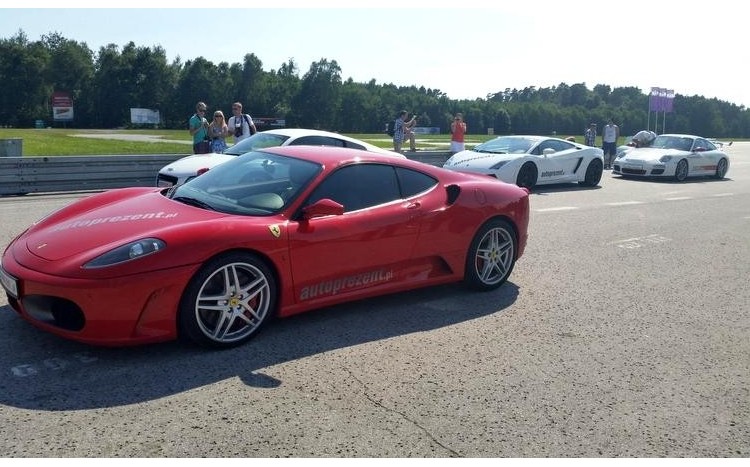 Czerwone Ferrari na torze wyścigowym.