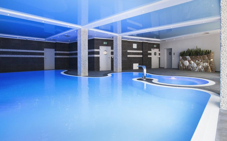 duży basen w hotelu z krystaliczną wodą