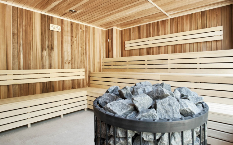 drewniana sauna z ławkami