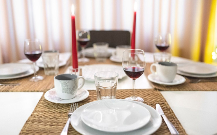 stół przygotowany do romantycznej kolacji przy świecach