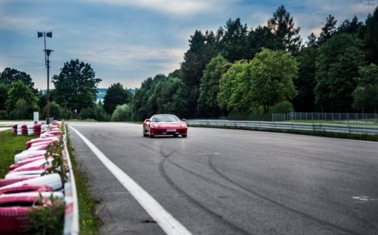 Sportowe Ferrari F430 podczas jazdy na torze