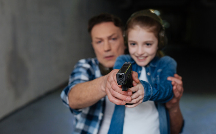 Strzelanie na strzelnicy dla dziecka