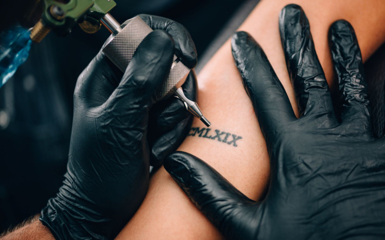 Napisy - tatuaż na ręce