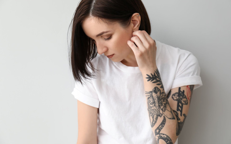 Kobieta z tatuażami na ręce