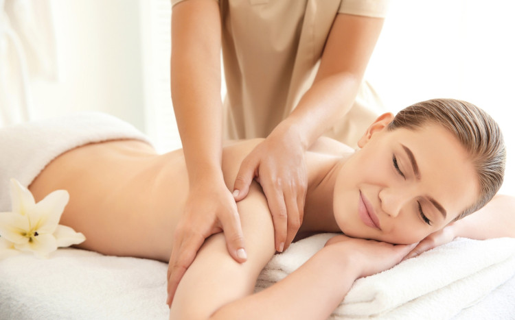 masaż olejkiem aromaterapeutycznym