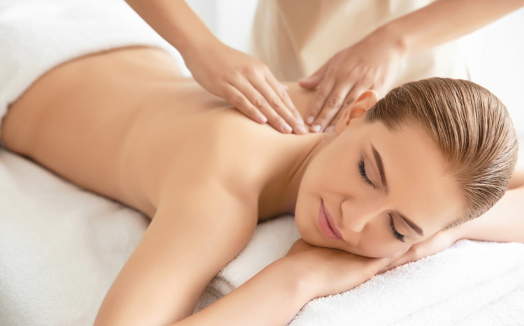 masaż aromaterapeutyczny w salonie