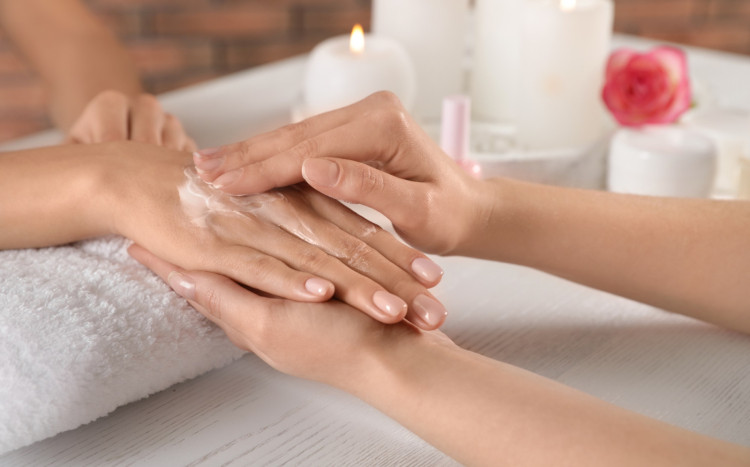 masaż dłoni na kremie