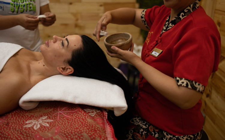 kobieta podczas masażu głowy