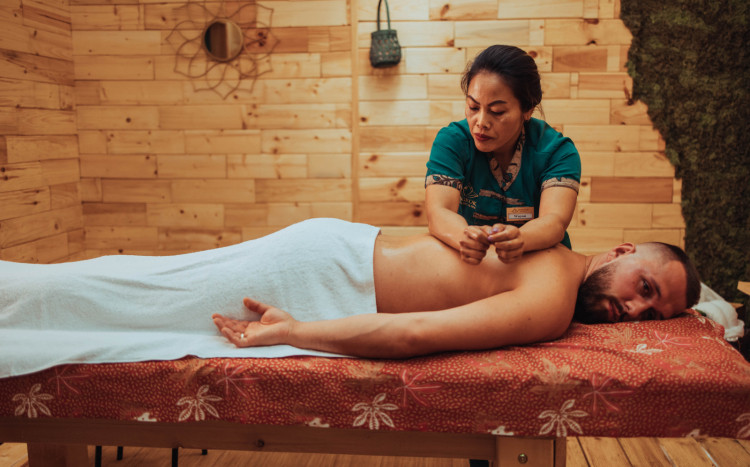 tajski masaż przedramionami