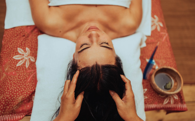 kobieta podczas masażu głowy
