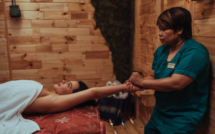 rozciąganie podczas masażu tajskiego