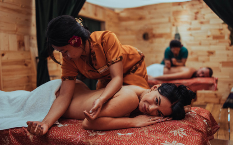 kobieta podczas masażu tajskiego