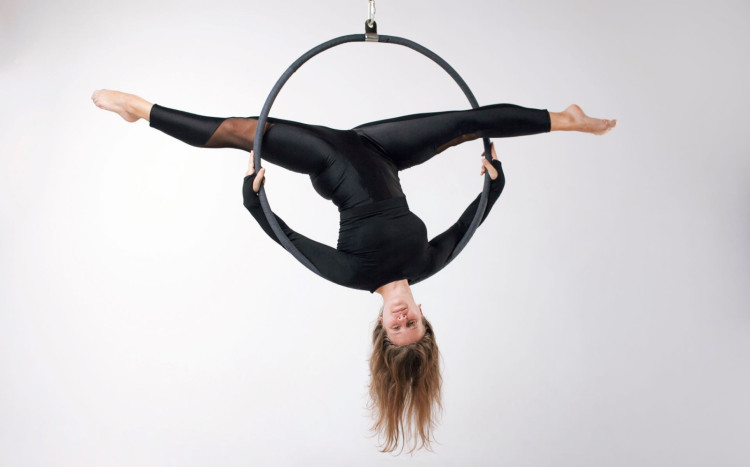 Nauka aerial hoop w szkole tańca