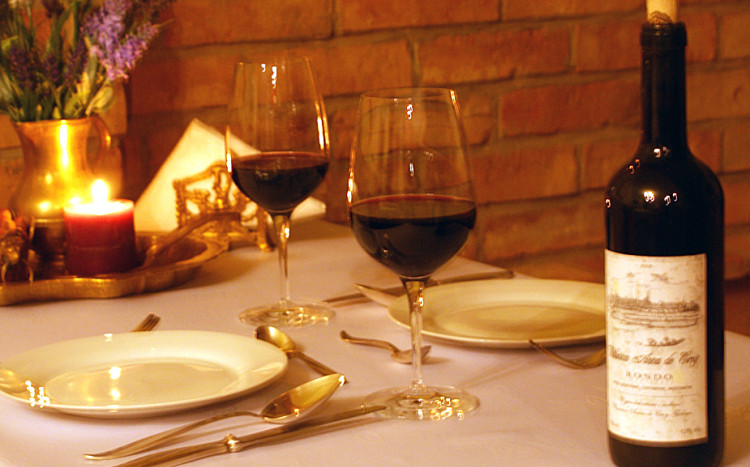 kieliszki z winem na stole