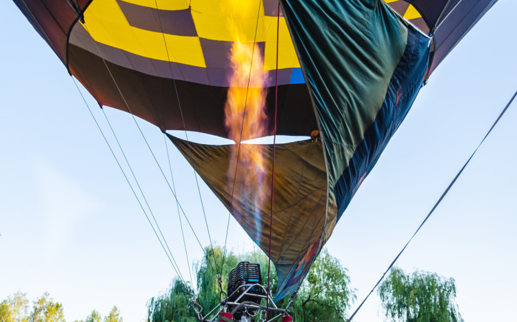 Płomienie ogrzewające powietrze w balonie