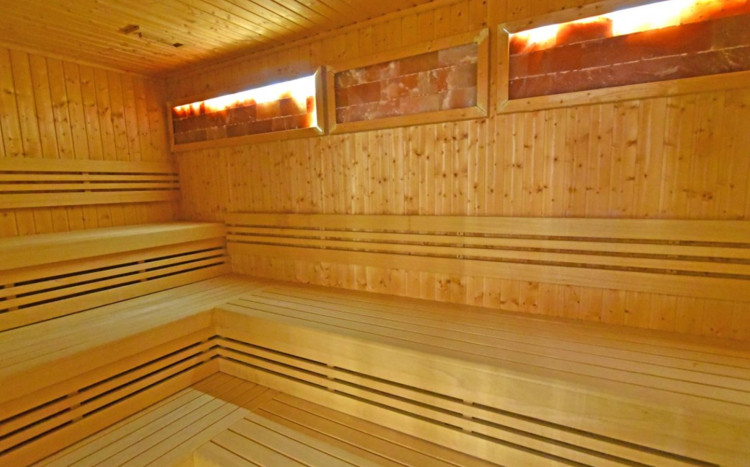 przestronna sauna w strefie relaksu