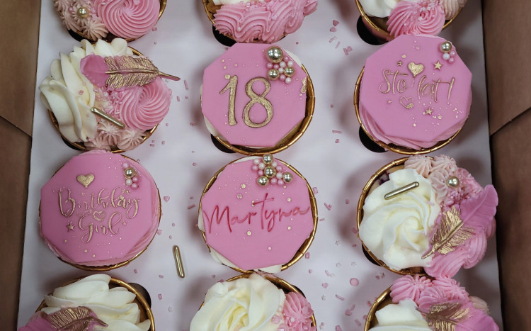 Różowe babeczki wykonane z okazji 18. urodzin Martyny.