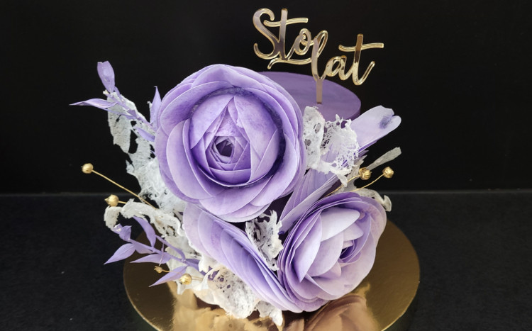 Magiczny tort w kształcie fioletowych kwiatów.