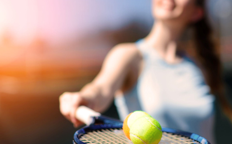 Kobieta gra w tenisa