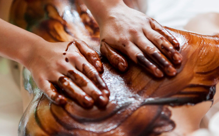 Masowanie pleców czekoladą