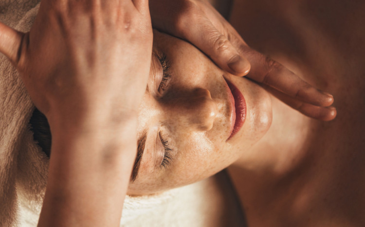 Relaksujący masaż twarzy i szyi