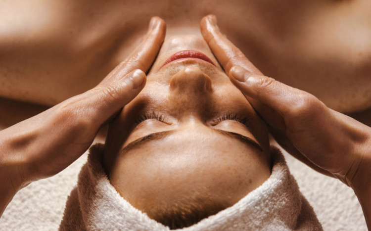 Relaksujący masaż twarzy 
