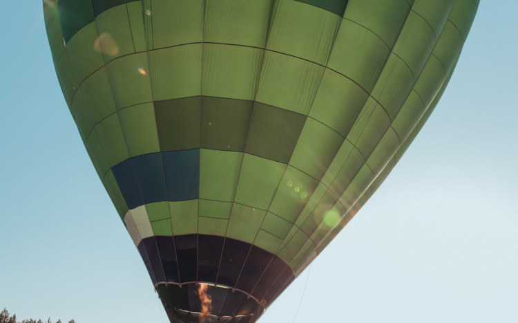 zielony balon przed lotem