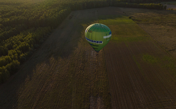widok z góry na lecący balon