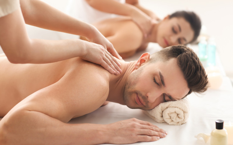 Kobieta i mężczyzna relaksują się na łóżkach do masażu